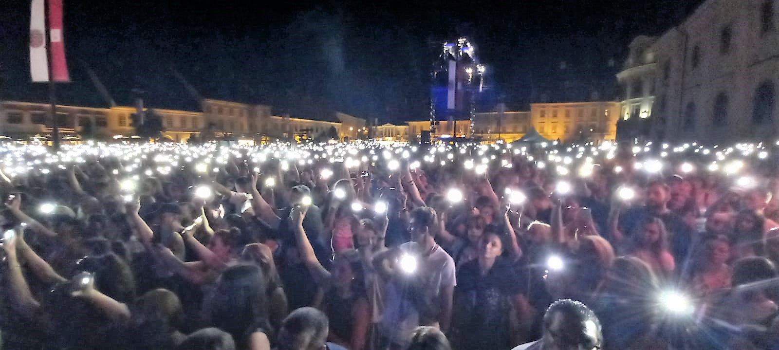 VIDEO Moment emoţionant la FITS: 40.000 de sibieni au aprins luminile în memoria unuia dintre fondatorii Compact