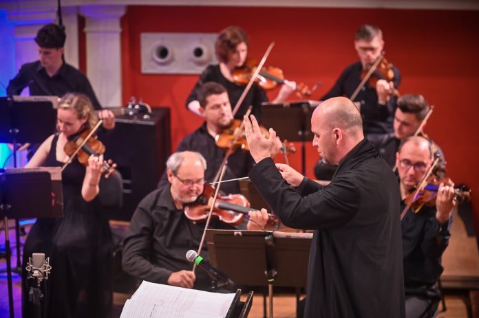 foto dirijor cristian lupes sursa filarmonica de stat sibiu