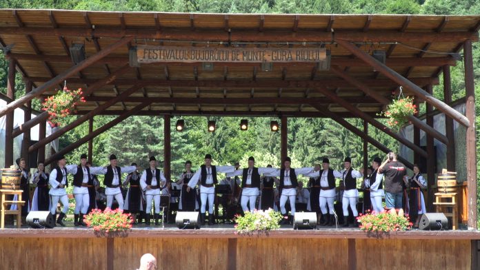 foto festivalul bujorul de munte gura raului