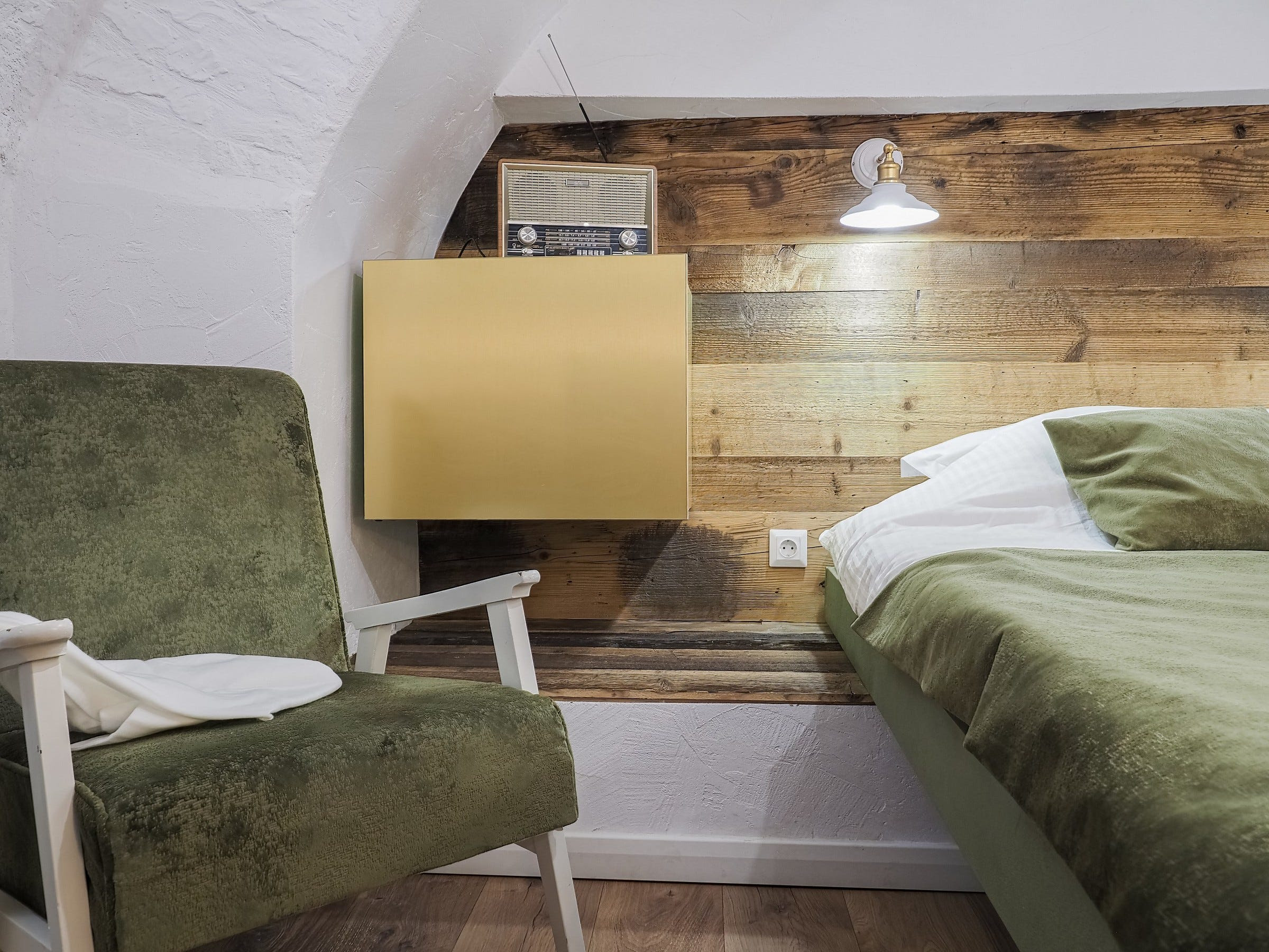 VIDEO INEDIT Cum a făcut un sibian mobilier modern dintr-o şură veche