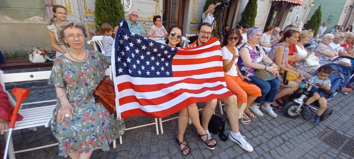 foto spectatori cu steagul SUA la zilele româno-americane luni 4 iulie 2022