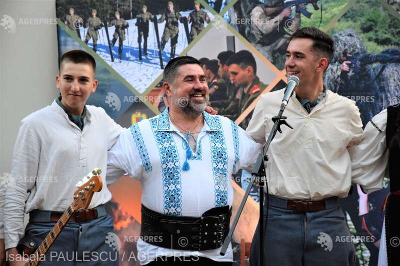 VIDEO Supriza FITS – Urmaşul lui Moş Ion Roată, un preot aplaudat la Sibiu