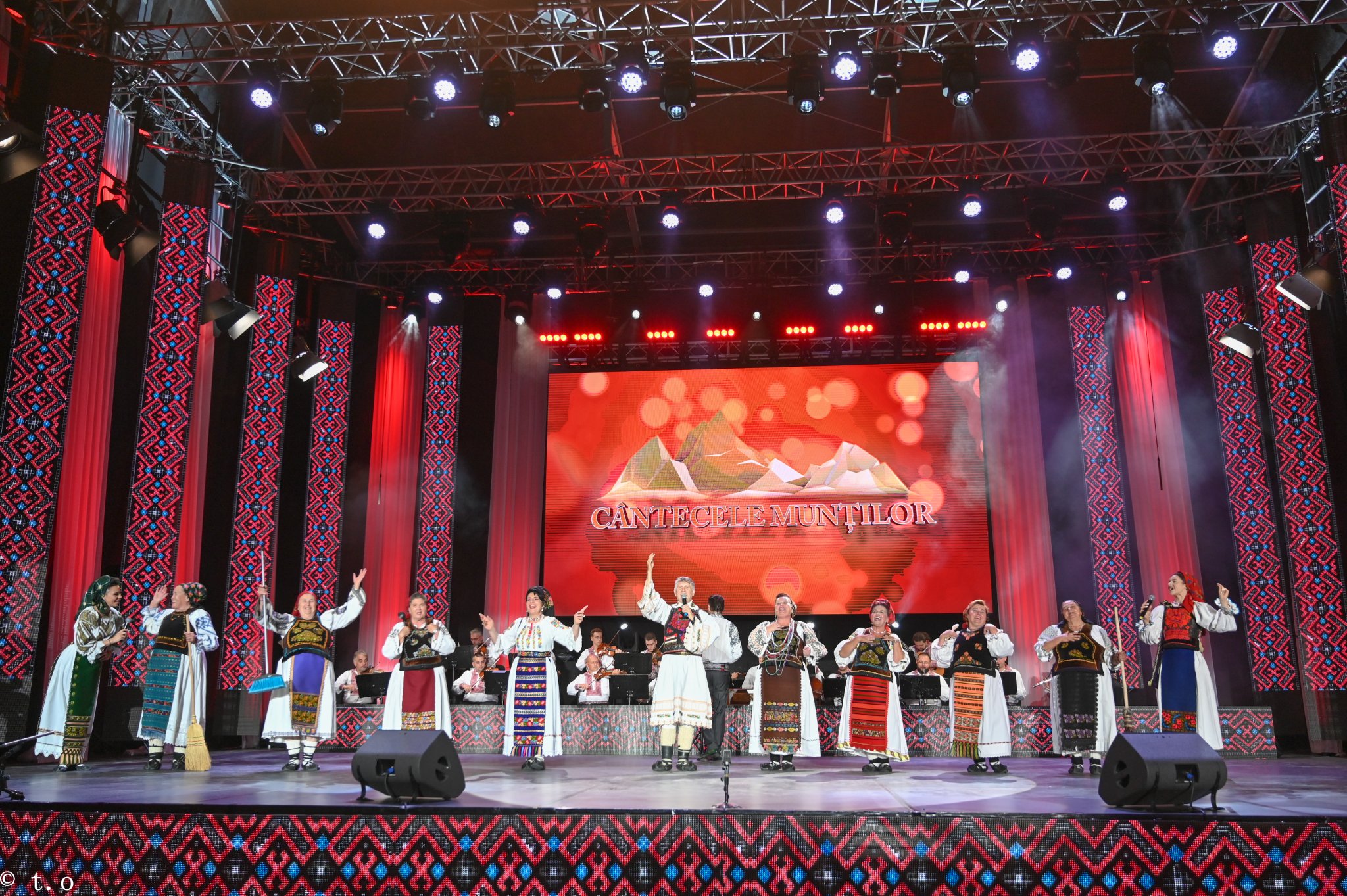 VIDEO „Cântecele Munţilor”: Priceasna „O, Măicuţă sfântă” cântată de mii de sibieni