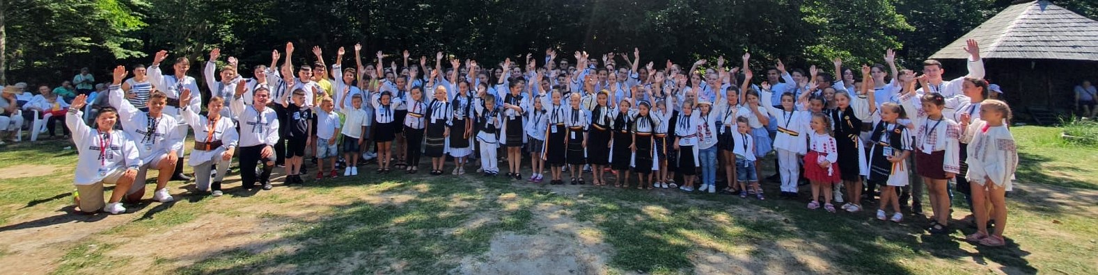 IMAGINEA ZILEI: Cum să dansezi hora – lecţie oferită la Festivalul „Cântecele Munţilor” (FOTO VIDEO)