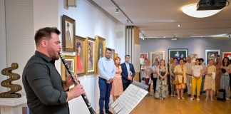 FOTO SURPRIZA ZILEI: Recital la clarinet la o expoziţie în Muzeul Brukenthal