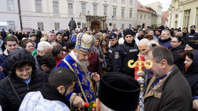 foto mitropolitul Ardealului la slujba de Bobotează în Piața Mare