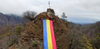 IMAGINEA ZILEI: Drapel de 15 metri în vârful muntelui. Aproape de Sibiu