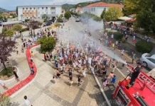 ALBANIA. Soluție inedită împotriva caniculei: pompierii au stropit locuitorii cu jeturi de apă